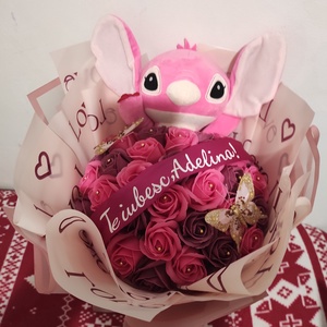 Buchet cu trandafiri de sapun parfumati si Stitch  - Artynos.ro