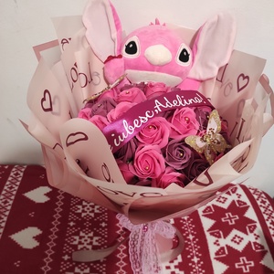 Buchet cu trandafiri de săpun parfumați și Stitch  - casă & stil de viață - accesorii pentru decorat casa - suport de flori - buchete de flori - Artynos.ro