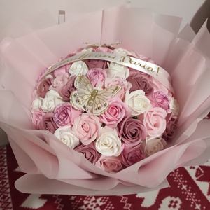 Buchet cu 51 trandafiri de sapun parfumati si mesaj  , Casa & Stil de viata, Accesorii pentru decorat casa, Suport de flori, Buchete de flori, Altele, Aranjament de flori, ARTYNOS