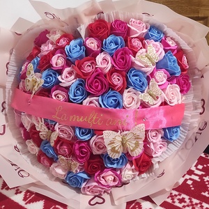 Buchet cu trandafiri de sapun parfumati, Casa & Stil de viata, Accesorii pentru decorat casa, Suport de flori, Buchete de flori, Altele, Aranjament de flori, ARTYNOS