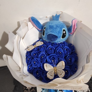 Buchet cu trandafiri de sapun parfumati si stitch  - Artynos.ro