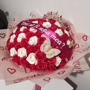 Buchet cu 101 trandafiri de sapun parfumati cerere casatorie - Artynos.ro