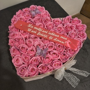 Aranjament cu trandafiri de săpun parfumați cu banda text personalizat - casă & stil de viață - decorațiuni de casă - accesorii florale - cutii cu flori - Artynos.ro