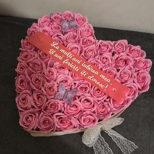 Aranjament cu trandafiri de săpun parfumați cu banda text personalizat - casă & stil de viață - decorațiuni de casă - accesorii florale - cutii cu flori - Artynos.ro