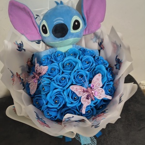 Buchet cu trandafiri de sapun parfumati si Stitch  - Artynos.ro