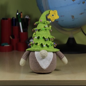 Elf pom de Craciun, , , 20-25 cm inaltime, 40 de margele, elf de Craciun crosetat din fire de bumbac 100%., ARTYNOS