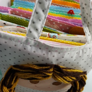 Carte senzorială pentru bebe și copii 1-6 ani, 12 pagini interactive incluse în geantă textilă cu nume  - jucării și echipamente pentru copii - jocuri de gândire - curcubeu montessori, jocuri waldorf - Artynos.ro