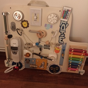 Tabla panou senzorial masinuta din lemn, baieti 2-6 ani, cu lampi Led si mult zgomot cu Xilofon si un telefon retro   - Artynos.ro
