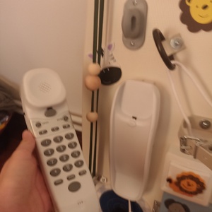Tablă panou senzorial mașinuță din lemn, băieți 2-6 ani, cu lămpi Led și mult zgomot cu Xilofon și un telefon retro   - jucării și echipamente pentru copii - jocuri de gândire - curcubeu montessori, jocuri waldorf - Artynos.ro