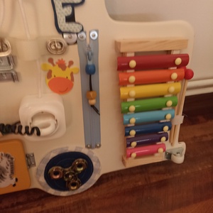 Tablă panou senzorial mașinuță din lemn, băieți 2-6 ani, cu lămpi Led și mult zgomot cu Xilofon și un telefon retro   - jucării și echipamente pentru copii - jocuri de gândire - curcubeu montessori, jocuri waldorf - Artynos.ro