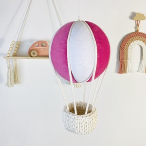Hőlégballon babaszoba dekoráció - stílusos pasztell színekben, választható színösszeállítás - horgolt kosárkával - casă & stil de viață - echipament pentru camera copiilor - decorațiuni pentru camera copilului - Artynos.ro