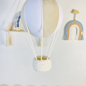 Hőlégballon babaszoba dekoráció - stílusos pasztell színekben, választható színösszeállítás - horgolt kosárkával - casă & stil de viață - echipament pentru camera copiilor - decorațiuni pentru camera copilului - Artynos.ro