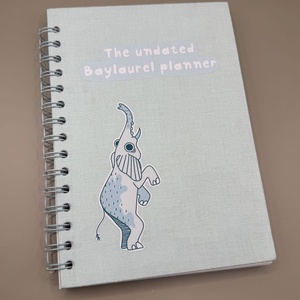 Agenda nedatata in limba engleza realizata manual, Accessorii si unelte, Carte, ziar, Carte noua, Legatorie de carti, Fotografie, grafica, desen, ilustratie, ARTYNOS