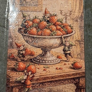 Puzzle magnet pentru frigider � Spiridusii hoti de capsuni, Casa & Stil de viata, Echipamente de bucatarie, Decor de bucatarie, Magneti de frigider, Fotografie, grafica, desen, ilustratie, ARTYNOS