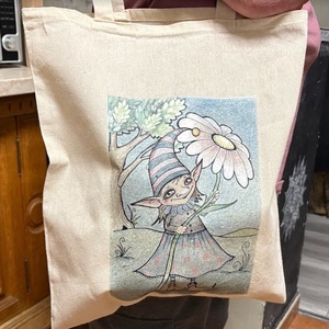 Sac din pânză natur cu model de fată gnom de primăvară - genți și portofele - geantă pentru cumpărături - totebaguri - Artynos.ro