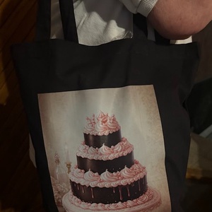Geantă tote neagră din pânză cu ilustrație tort � design artistic digital - genți și portofele - geantă pentru cumpărături - totebaguri - Artynos.ro