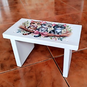 Taburet dragut din lemn pentru pisicute - Artynos.ro