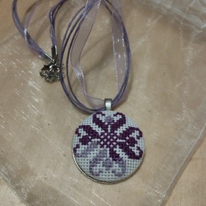 colier brodat cruce cu motiv popular -  - Artynos.ro