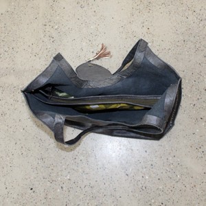 Geantă hobo din piele cu aspect de marmură neagră -  - Artynos.ro