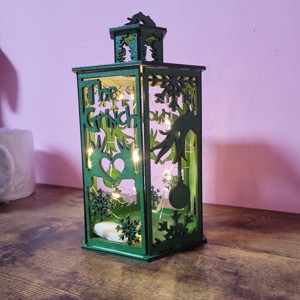 Lanternă Grinch - crăciun - decorațiuni de crăciun de casă - luminițe de crăciun - Artynos.ro Lanternă Grinch - crăciun - decorațiuni de crăciun de casă - luminițe de crăciun - Artynos.ro