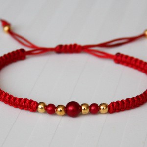 Brățară macramé împletită - Mărgele roșu/galben -  - Artynos.ro