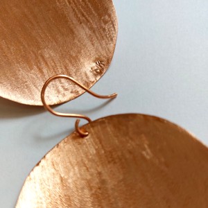 Cercei rotunzi din cupru - bijuterii - cercei hoops - Artynos.ro Cercei rotunzi din cupru - bijuterii - cercei hoops - Artynos.ro