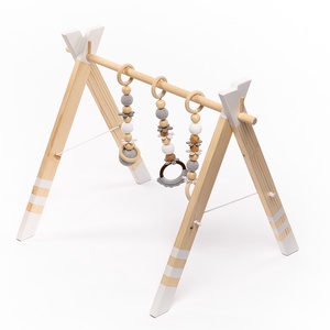  Baby gym - alb - Centru de activitate din lemn pentru bebeluși , Jucării și echipamente pentru copii, Jocuri de mișcare, Croșetat, Obiecte pictate, ARTYNOS