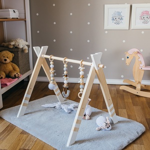  Baby gym - alb - Centru de activitate din lemn pentru bebeluși  - jucării și echipamente pentru copii - jocuri de mișcare - Artynos.ro