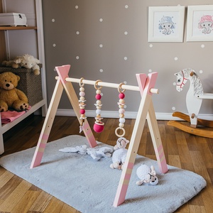  Baby gym - roz - Centru de activitate din lemn pentru bebeluși  - jucării și echipamente pentru copii - jocuri de mișcare - Artynos.ro