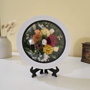 Tablou rotund cu flori naturale conservate, rama alba si sticla acrilica bombata, Casa & Stil de viata, Decoratiuni de casa, Decoratiuni de pereti, Tablou cu licheni, Aranjament de flori, ARTYNOS