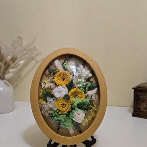 Tablou floral oval cu trandafiri galbeni � flori naturale criogenate - casă & stil de viață - decorațiuni de casă - decorațiuni de pereți - tablou cu licheni - Artynos.ro