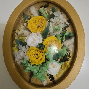 Tablou floral oval cu trandafiri galbeni � flori naturale criogenate - casă & stil de viață - decorațiuni de casă - decorațiuni de pereți - tablou cu licheni - Artynos.ro