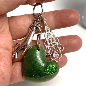 Breloc din rasina -potrivit pentru Martisor sau Martie - Artynos.ro