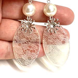Cercei handmade din rasina si dantela pentru mireasa  - accesorii nuntă - bijuterii mireasă - cercei mireasă - Artynos.ro