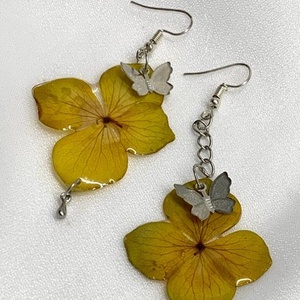 Cercei handmade unicat cu flori naturale și rășină 00775 - bijuterii - cercei - cercei agățați - Artynos.ro