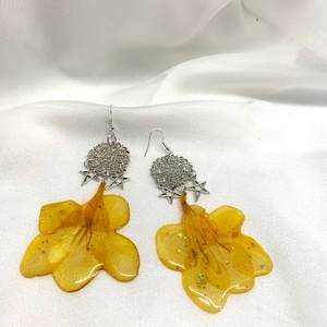 cercei handmade unicat din rasina si flori naturale - bijuterii - cercei - cercei agățați - Artynos.ro