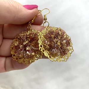 Cercei handmade unicat cu flori naturale și rășină - Artynos.ro