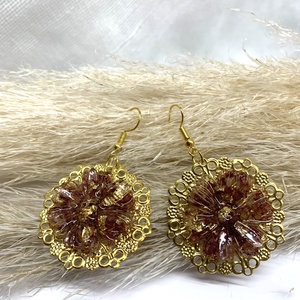 Cercei handmade unicat cu flori naturale și rășină - bijuterii - cercei - cercei agățați - Artynos.ro