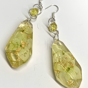 Cercei handmade unicat cu flori naturale și rășină - bijuterii - cercei - cercei agățați - Artynos.ro