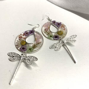 Cercei handmade unicat cu flori naturale și rășină - bijuterii - cercei - cercei agățați - Artynos.ro
