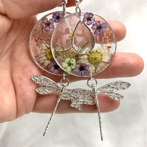 Cercei handmade unicat cu flori naturale și rășină - bijuterii - cercei - cercei agățați - Artynos.ro
