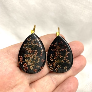 cercei handmade unicat din rasina si flori naturale - bijuterii - cercei - cercei agățați - Artynos.ro