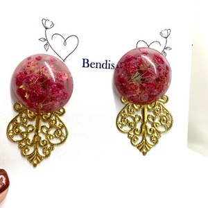 cercei handmade unicat din rasina si flori naturale 00052 - bijuterii - cercei - cercei rotunzi - Artynos.ro