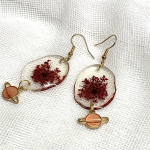 cercei handmade unicat din rasina si flori naturale 00090 - bijuterii - cercei - cercei drop - Artynos.ro
