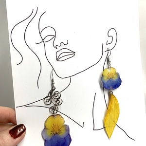 cercei handmade unicat din rășină si flori naturale 00513 - Artynos.ro