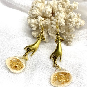 cercei handmade unicat din rasina si scoici naturale 00536 - Artynos.ro