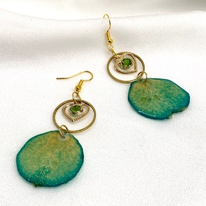 cercei handmade unicat din rasina si flori naturale 00404 - bijuterii - cercei - cercei drop - Artynos.ro