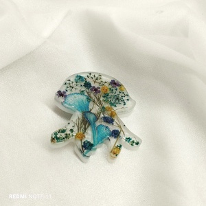 Brosa handmade unicat - din rasina 00811 - Artynos.ro