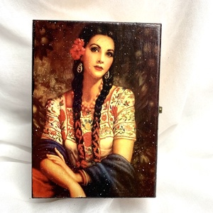 Cutie - caseta de bijuterii din lemn decorata manual 00822 -  - Artynos.ro