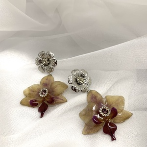 Cercei cu Orhidee 00861 - bijuterii - cercei - cercei din rășină - Artynos.ro